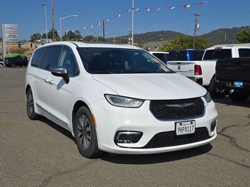 Used 2023 Chrysler Pacifica Limited FWD image 18