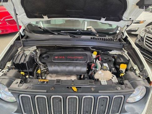 Used 2016 Jeep Renegade Latitude FWD image 38