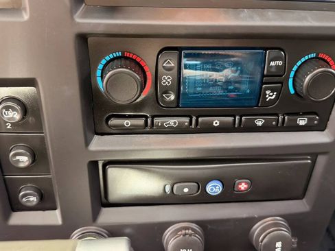 Used 2005 HUMMER H2 SUT w/ Preferred Equipment Group AWD/4WD image 17