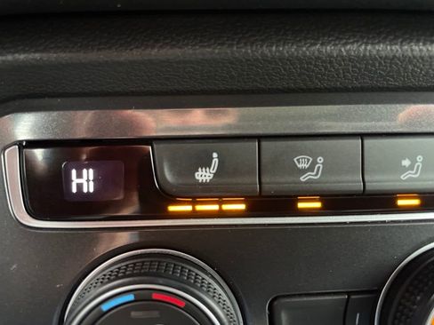 Used 2021 Volkswagen Tiguan SE w/ Panoramic Sunroof Package image 23