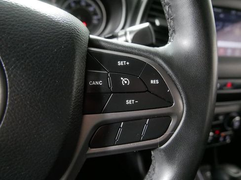 Used 2020 Jeep Cherokee Latitude Plus AWD/4WD image 22