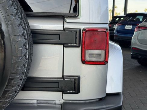 Used 2018 Jeep Wrangler Sahara w/ Connectivity Group image 19