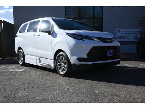 New 2025 Toyota Sienna LE image 3