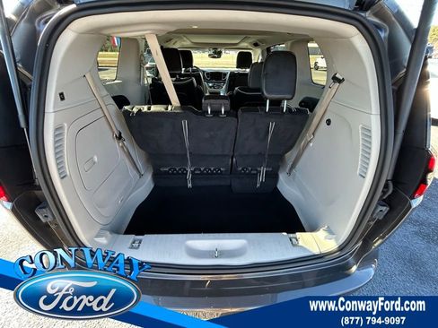 Used 2022 Chrysler Pacifica Limited w/ Uconnect Theater Family Group image 9