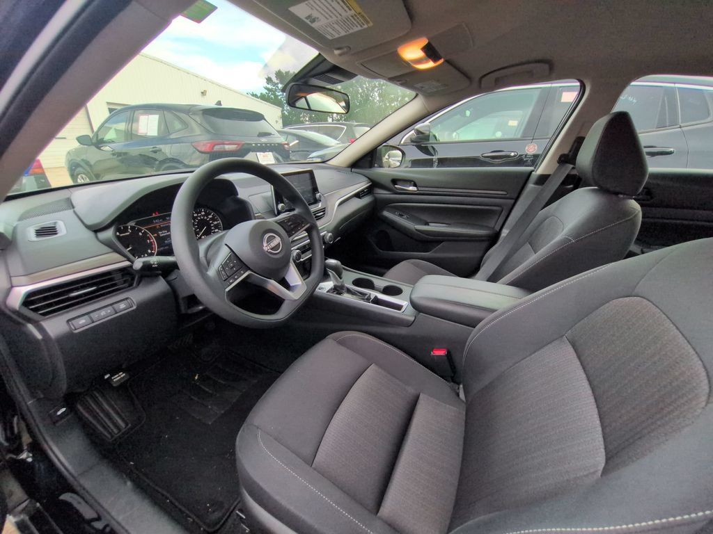 Used 2025 Nissan Altima 2.5 SV FWD image 3