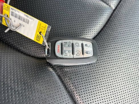 Used 2025 Chrysler Pacifica Limited FWD image 43