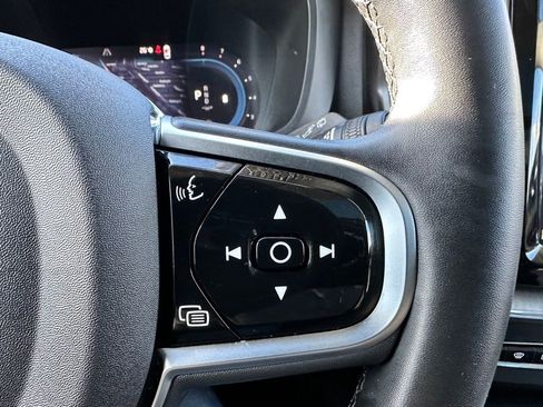 Used 2025 Volvo XC60 B5 Plus image 23