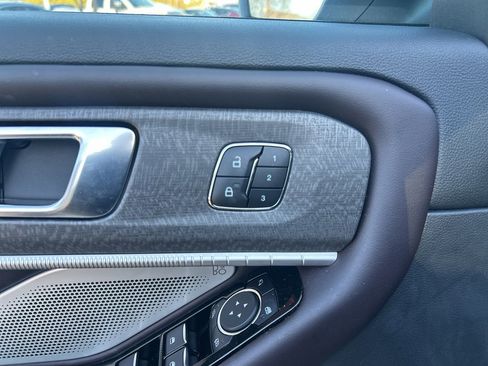 Used 2025 Ford Explorer Platinum image 27