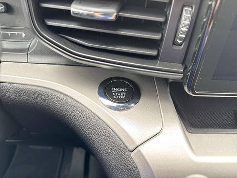 Used 2022 Ford Explorer XLT image 18