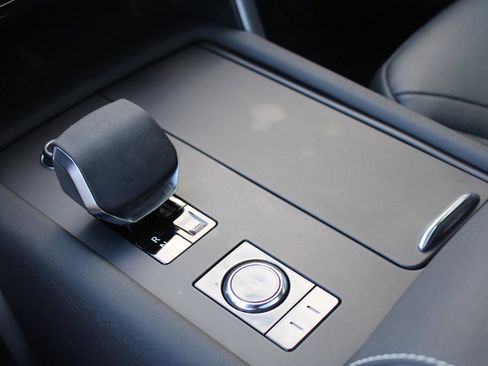 Certified 2025 Land Rover Discovery Dynamic SE image 31