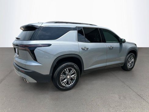 Used 2024 Chevrolet Traverse LT FWD image 4