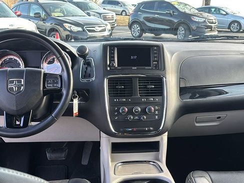 Used 2019 Dodge Grand Caravan SXT image 12