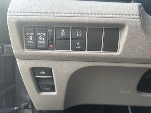 Used 2018 Honda Odyssey EX image 17