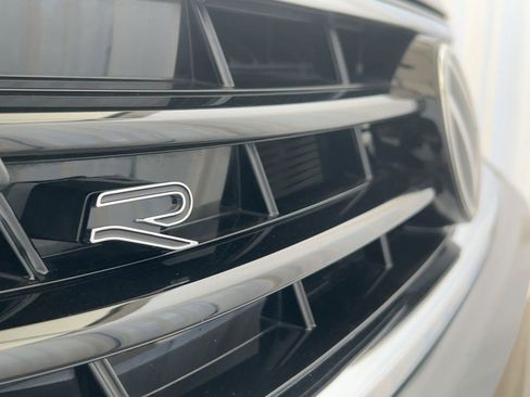 Used 2023 Volkswagen Tiguan SE R-Line image 37