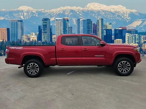 Used 2022 Toyota Tacoma TRD Sport image 9