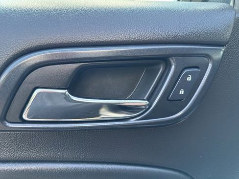 Used 2017 GMC Yukon SLT image 32