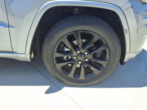 Used 2018 Jeep Grand Cherokee Altitude RWD image 9