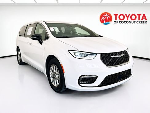 Used 2025 Chrysler Pacifica Select FWD image 1