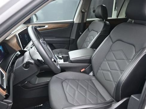 Used 2024 Volkswagen Atlas SE AWD/4WD image 17