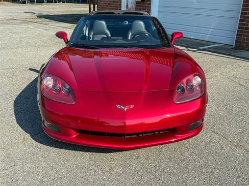 Used 2008 Chevrolet Corvette Coupe w/ Z51 Performance Package RWD image 13