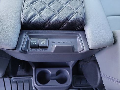 Used 2022 Toyota Sienna XLE image 16