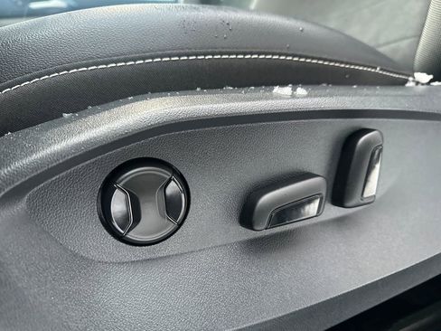 Certified 2022 Volkswagen Taos SE image 4