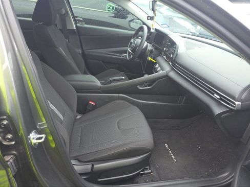 Used 2025 Hyundai Elantra SE FWD image 3