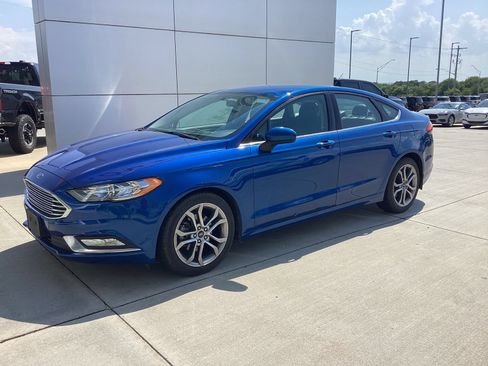 Used 2017 Ford Fusion SE w/ Equipment Group 201A FWD image 4