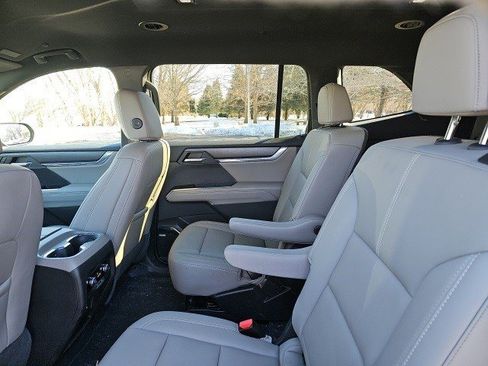 Used 2024 GMC Acadia Elevation image 17