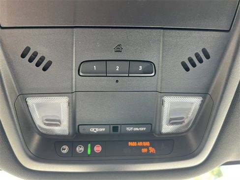 Used 2023 Buick Enclave Essence image 27