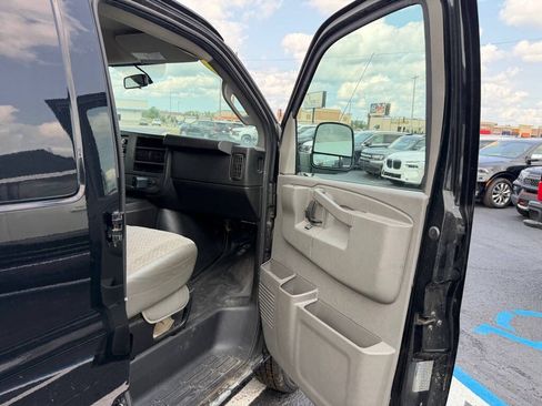 Used 2017 Chevrolet Express 2500 RWD image 33