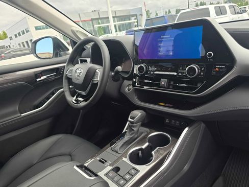 New 2026 Toyota Highlander Platinum AWD/4WD image 10