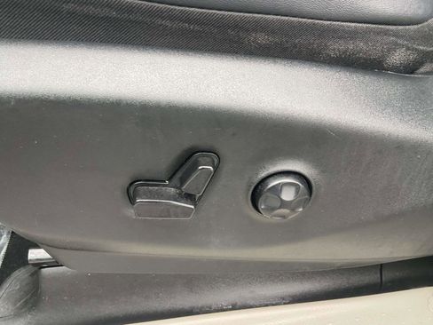 Used 2024 Chrysler Pacifica Touring-L image 18