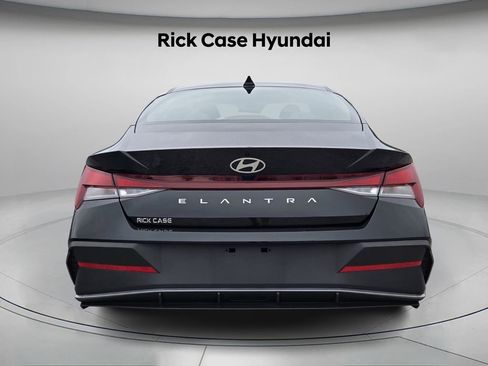 Certified 2025 Hyundai Elantra SE image 6