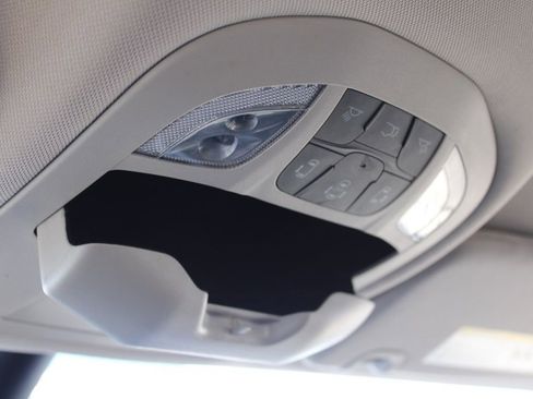 Used 2023 Chrysler Pacifica Touring-L image 43