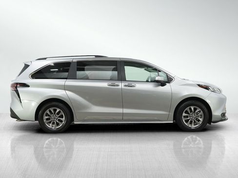 Used 2025 Toyota Sienna XLE FWD image 7