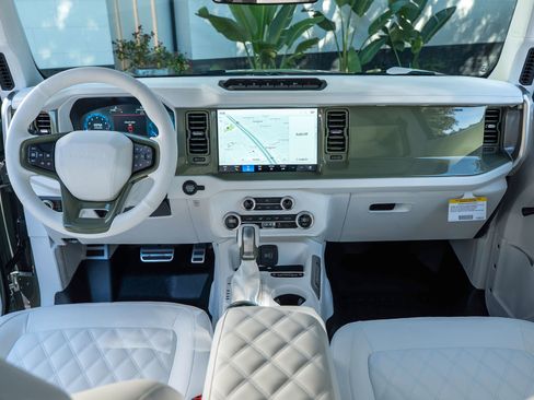 Used 2025 Ford Bronco Badlands AWD/4WD image 4