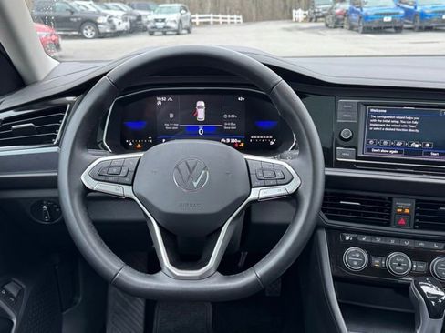 Certified 2023 Volkswagen Jetta SE w/ Panoramic Sunroof Package image 17