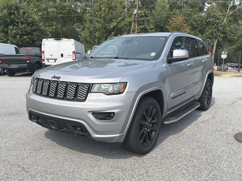 Used 2020 Jeep Grand Cherokee Altitude AWD/4WD image 3