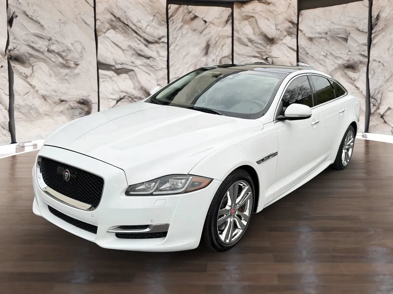 Used 2019 Jaguar XJ R-Sport RWD image 3