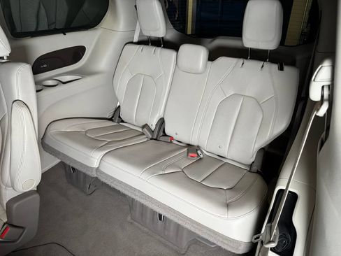 Used 2021 Chrysler Pacifica Touring-L w/ Uconnect Theater Family Group AWD/4WD image 22