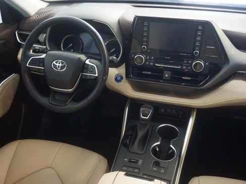 Used 2022 Toyota Highlander XLE AWD/4WD image 27
