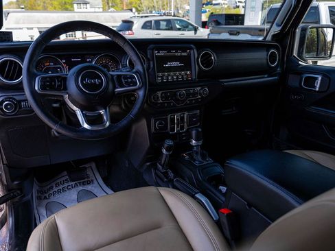 Used 2018 Jeep Wrangler Unlimited Sahara AWD/4WD image 17