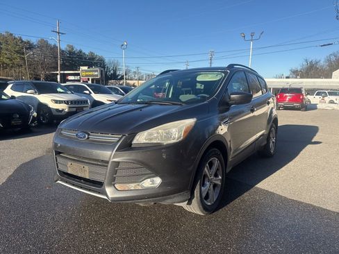 Used 2016 Ford Escape SE w/ Equipment Group 201A image 3