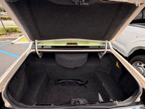 Used 1995 Lincoln Town Car Cartier RWD image 9