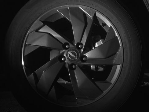 Used 2025 Nissan Rogue SV image 13