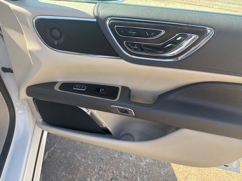 Used 2017 Lincoln Continental Reserve w/ Rear-seat Package FWD image 13
