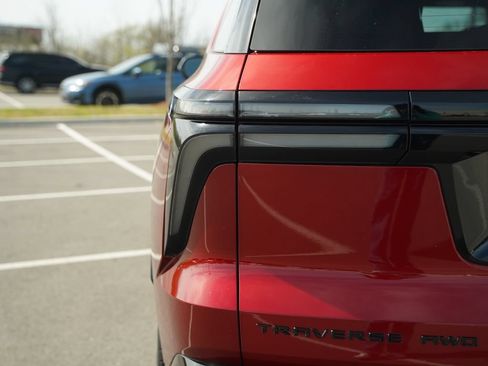 Used 2025 Chevrolet Traverse RS AWD/4WD image 39