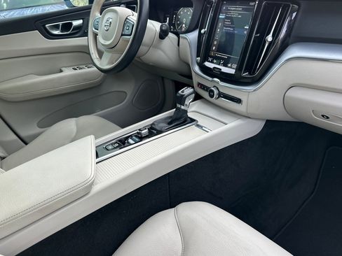 Used 2019 Volvo XC60 T6 Momentum w/ Premium Package image 16