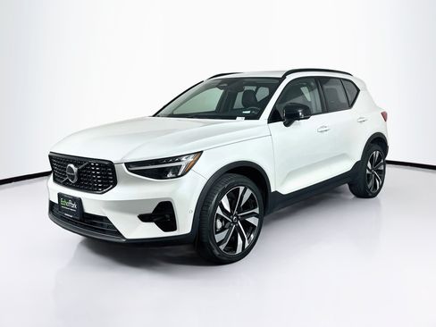 Used 2024 Volvo XC40 B5 Plus w/ Climate Package AWD/4WD image 3